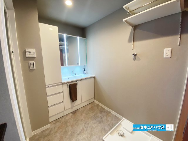 【中古マンション】名古屋市南区リフィア桜テラスの独立洗面台|【洗面】
◆洗面台新品交換済み！
◆収納部分も追加してます。
◆電源を付属しているのでドライヤーなど利用できます。
　　　　　　　　　　　　　
