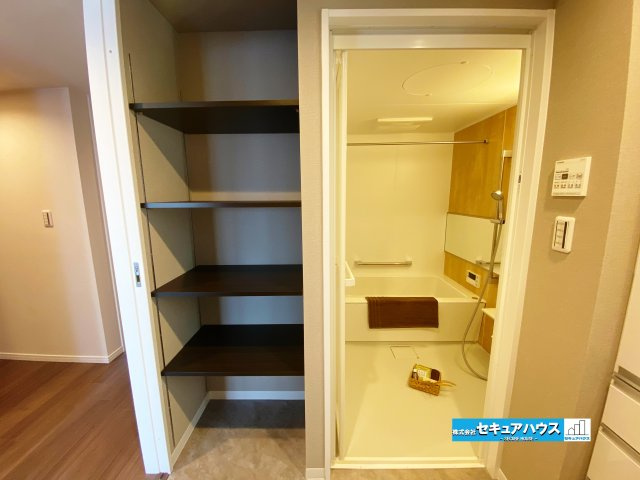 【中古マンション】名古屋市南区リフィア桜テラスの収納|【浴室横収納】
◆洗剤やタオル、着替え、ストック用品などをまとめて収納できる便利な洗面室収納です。必要なものをすっきり整理できるため、毎日の身支度や家事がスムーズに進みます。　　　　　　　　　　　