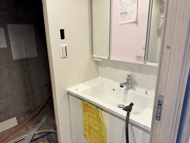 レールシティ八王子の独立洗面台|～３面鏡付きの独立洗面台　細々している物をスッキリ収納出来ます～