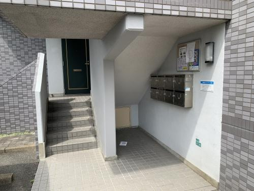 ルミエール篠原のエントランス|住環境良好。ＴＶモニター付インターホンで防犯も安心。