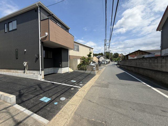 和光市下新倉4丁目 全2棟 1号棟の前面道路含む現地写真|前面道路は広々5.0ｍ公道
開放感溢れる立地です
