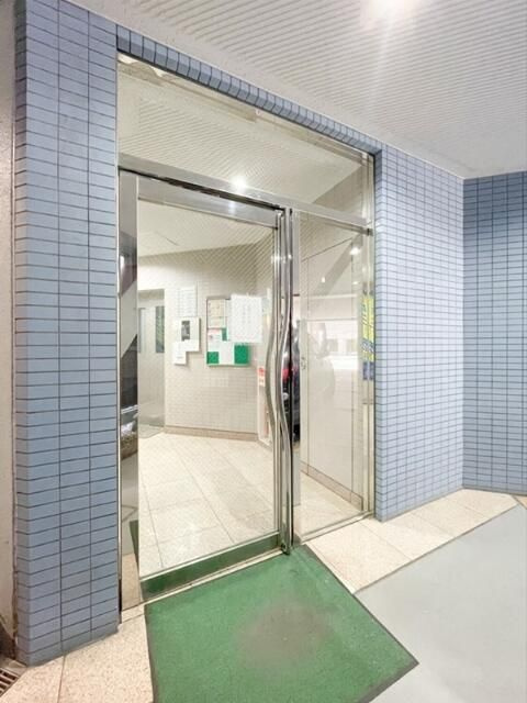 文京区根津２丁目の賃貸マンションのエントランス