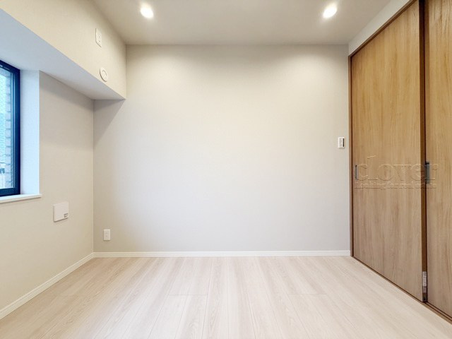 【洋室】 | 日神パレステージ西麻布 | 窓から明るい光が差し込む洋室。ベッドを置いて個人居室にする場合は、多くの時間を過ごすことになる空間です。使い勝手や落ち着きを想像してください。～即日のご見学可能～　お問合せはお気軽にどうぞ。
