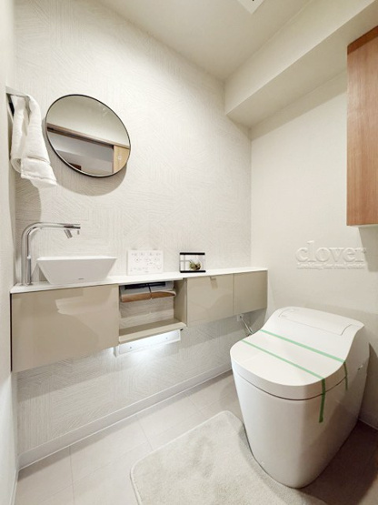 【トイレ】 | 日神パレステージ西麻布 | 収納を備えたトイレです。自宅の中でも最もプライベートな空間だからこそ、ほしい「落ち着き」がここにあります。～即日のご見学可能～　お問合せはお気軽にどうぞ。
