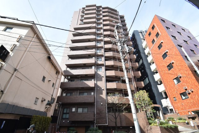 【外観】 | 日神パレステージ西麻布 | 手入れの行き届いた外壁やエントランスなど、「見ればわかる」レベルで清潔感を保ったマンションです。築年数を感じさせない姿で皆様をお出迎えします。～即日のご見学可能～　お問合せはお気軽にどうぞ。