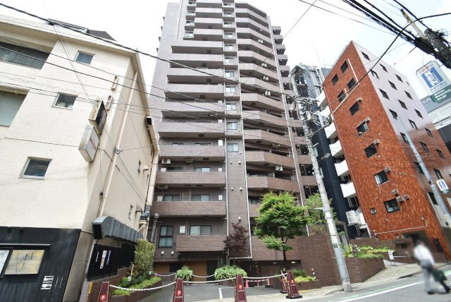 【現況写真】 | 日神パレステージ西麻布 | 前面道路と外観の様子です。～即日のご見学可能～　お問合せはお気軽にどうぞ。