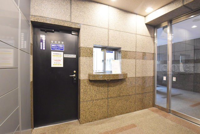 【受付】 | 日神パレステージ西麻布 | 管理人さんが勤務する管理室です。マンションに出入りする人たちを見守り、注意を払ってくれています。～即日のご見学可能～　お問合せはお気軽にどうぞ。