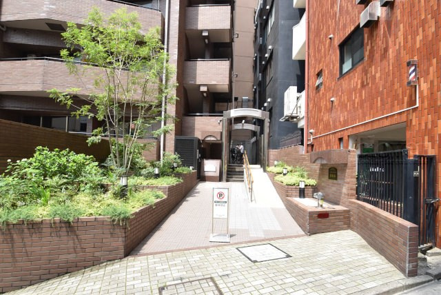【エントランス】 | 日神パレステージ西麻布 | オートロックを備えた、マンションのエントランス。やはりセキュリティの観点は欠かすことができません。皆様を“安全”に送り出し、出迎えてくれます。～即日のご見学可能～　お問合せはお気軽にどうぞ。