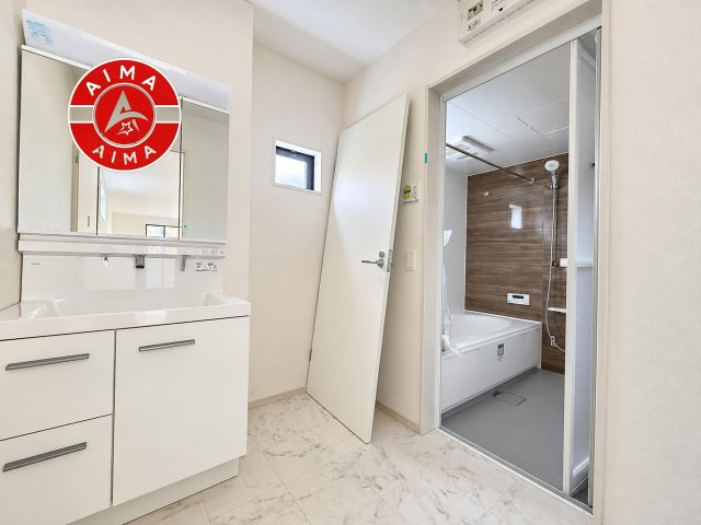 福岡市東区筥松1丁目第1-3棟（1号棟）の脱衣所|ゆとりの洗面スペースで朝の身支度もスムーズに。暮らしを快適に変えるシャワー付洗面台です！