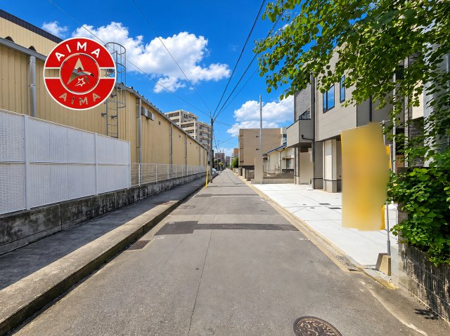 福岡市東区筥松1丁目第1-3棟（1号棟）の前面道路含む現地写真|前面道路は閑静な住宅地をはしる車通りの少ない道路。お車の出し入れが苦手なママや小さなお子様にも安心ですね。しっかり舗装もされているので、ベビーカーや自転車で通っても快適に通行できます。