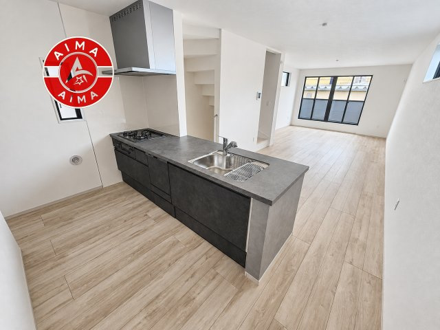 福岡市東区筥松1丁目第1-3棟（1号棟）のキッチン|ダイニングテーブルへの配膳がラクラク、お料理はかどるカウンター付きシステムキッチン！