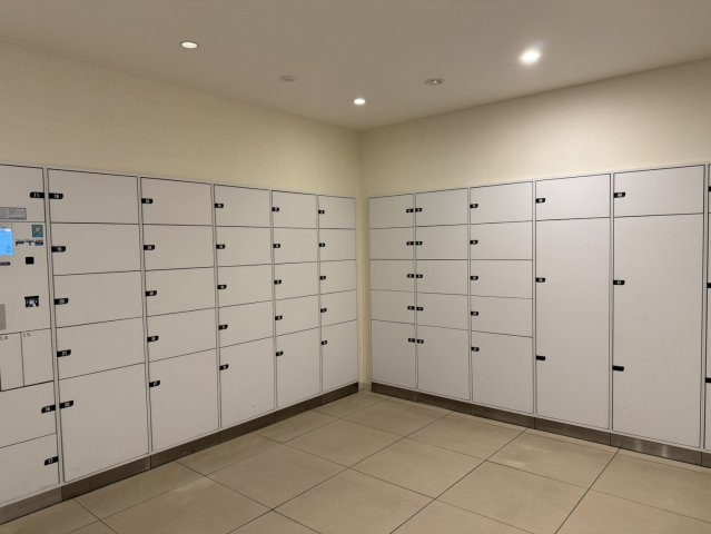 パークタワー東雲の設備|【宅配ボックス】在宅時・不在時に関わらず、居住者の代わりに非対面で宅配物を受け取ってくれる便利な設備です。わかりやすくご説明致しますので見学時にはお部屋だけではなく共用部分もぜひチェックしてください。