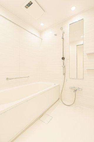 パークタワー東雲の浴室|【バスルーム】暖房換気乾燥機付きシステムバスルーム。暖房・冷風・換気・乾燥など、毎日を快適に過ごせるうれしい機能が揃っています。雨の日の洗濯物も安心です。