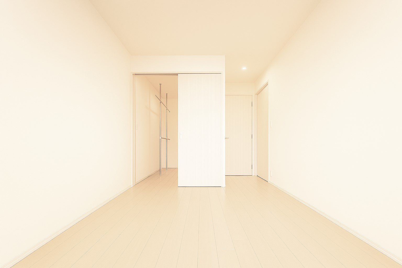 パークタワー東雲の洋室|【洋室】快適に過ごす条件は、一人ひとり違います。だからこそ飾り過ぎないシンプルな内装と偏り過ぎないデザインで統一しております。居住していく中でオーナー様だけの【マイホーム】に創り上げて下さい