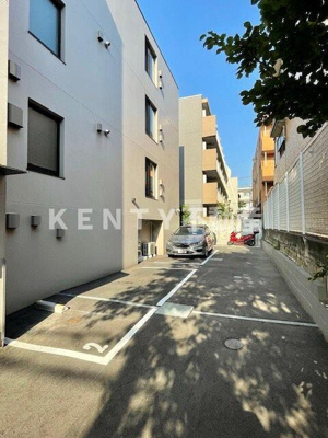 【駐車場】 | ラクラス旗の台 | 駐車場があるので、車を買う予定の方も安心です