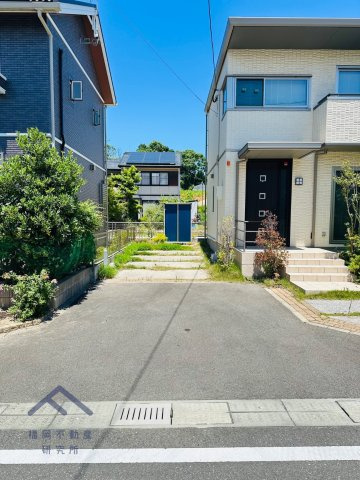 糸島市志摩稲留東　戸建ての前面道路含む現地写真