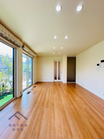 糸島市志摩稲留東　戸建ての居間・リビング