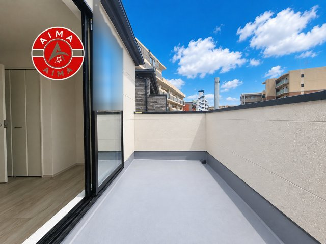 福岡市東区筥松1丁目第1-3棟（2号棟）のバルコニー|風をしっかりと感じられるバルコニーでは、毎日が洗濯日和です。広々としているので洗濯も楽しくなるでしょうし、気分転換にバルコニーからの眺めを楽しむのもいいでしょう。