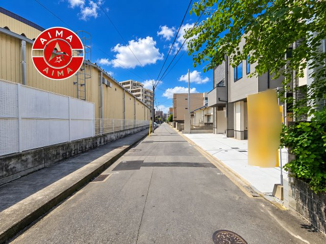 福岡市東区筥松1丁目第1-3棟（2号棟）の前面道路含む現地写真|前面道路は閑静な住宅地をはしる車通りの少ない道路。お車の出し入れが苦手なママや小さなお子様にも安心ですね。しっかり舗装もされているので、ベビーカーや自転車で通っても快適に通行できます。