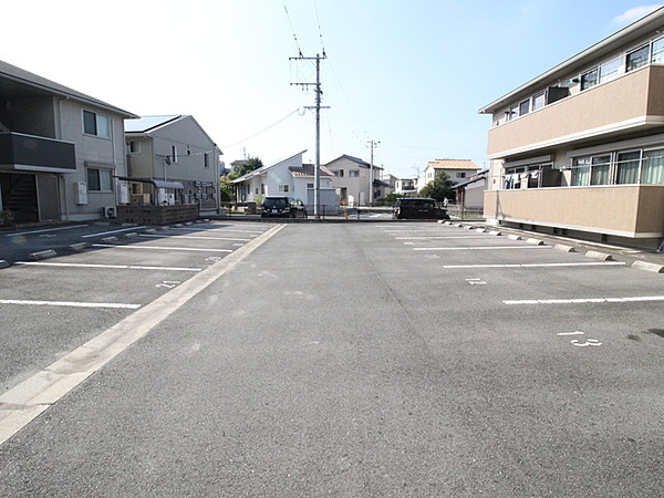 オリーヴァ上津B棟の駐車場