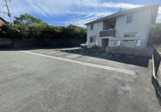 オリーヴァ上津B棟の駐車場