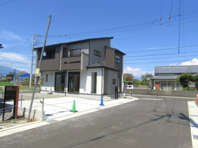 【前面道路含む現地写真】 | ブルーミングガーデン中央市西花輪2期　1号棟 | 前面道路含む現地写真です