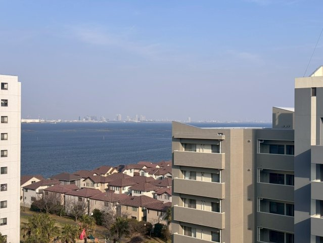 バルコニーからの眺望。海がよく眺められます。