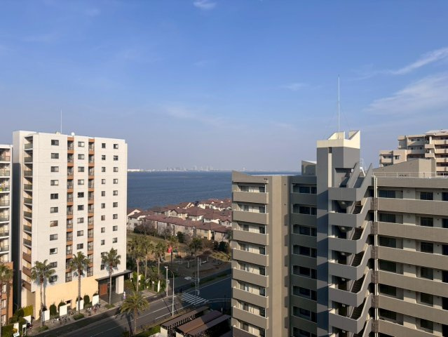 バルコニーからの眺望。海がよく眺められます。実際にお部屋から見ると、より一層開けて感じられます。