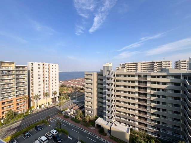 バルコニーからの眺望。海がよく眺められます。実際にお部屋から見ると、より一層開けて感じられます。