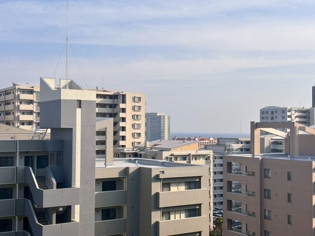 バルコニーから少し右側の眺望です。建物の奥にも海が見えます。