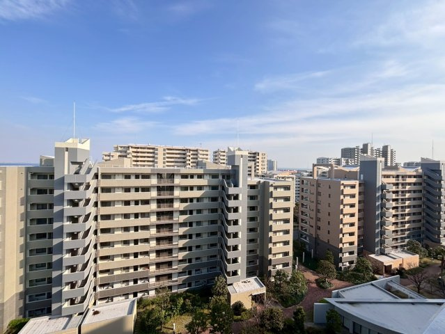 バルコニーから少し右側の眺望です。建物の奥にも海が見えます。
