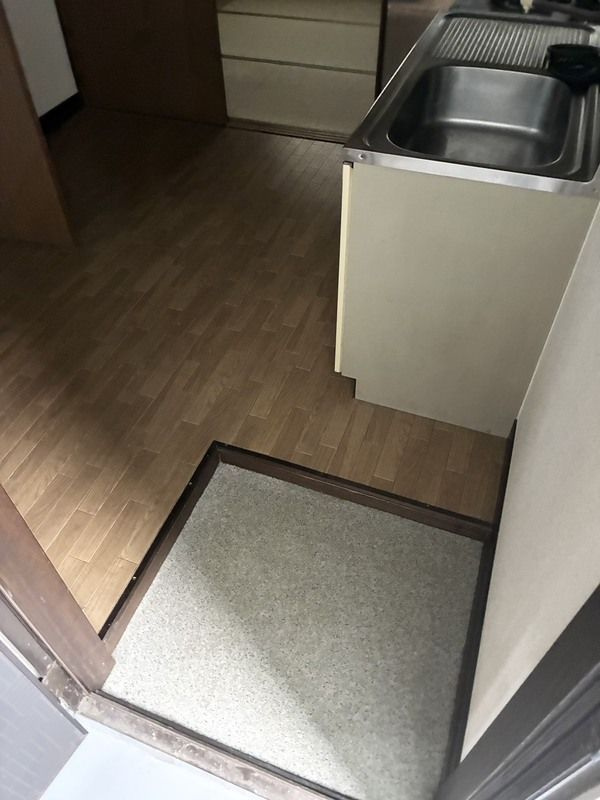 清水ハイツの玄関