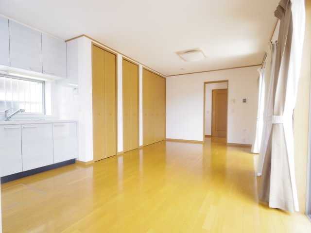 新川町２丁目貸家の居間・リビング