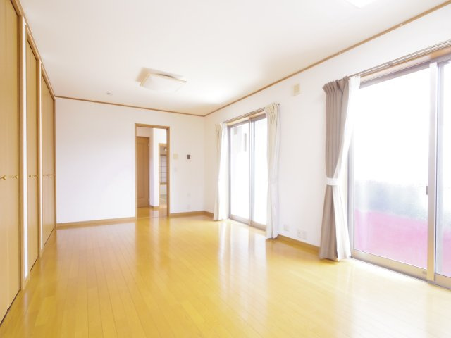 新川町２丁目貸家の居間・リビング