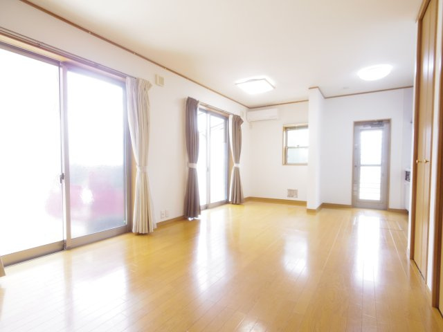 新川町２丁目貸家の居間・リビング