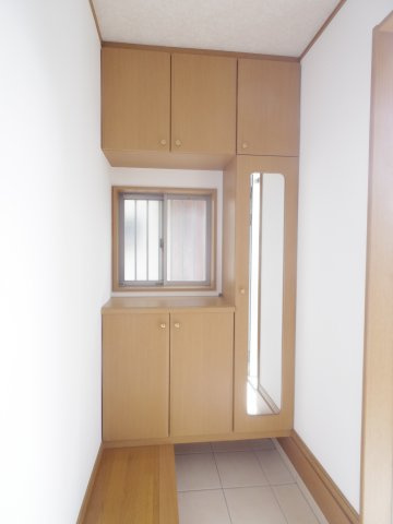 新川町２丁目貸家の玄関