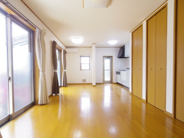 新川町２丁目貸家の居間・リビング
