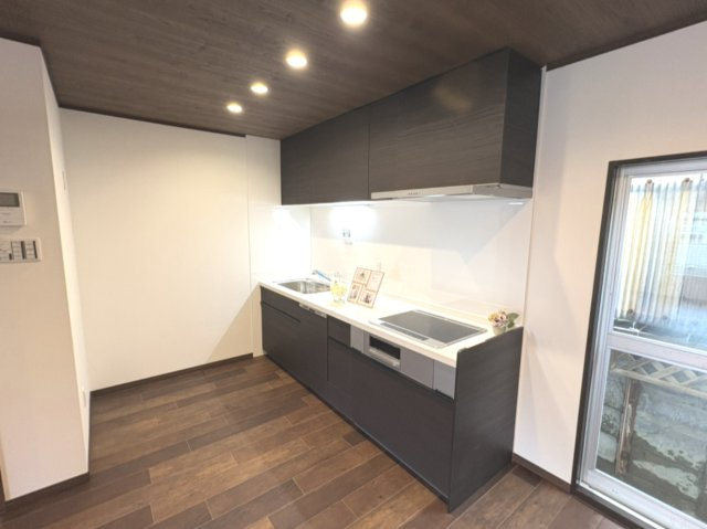 高槻市寿町3丁目戸建のキッチン|コンパクトなキッチンで掃除もラクラクです。