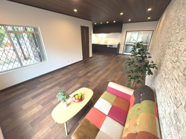 高槻市寿町3丁目戸建の居間・リビング|ゆったりとした居間です