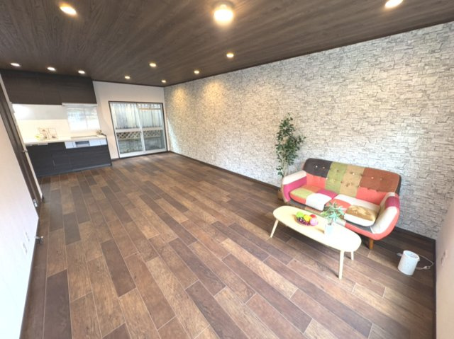 高槻市寿町3丁目戸建の居間・リビング|こちらのリビングで趣味の時間をお楽しみください。