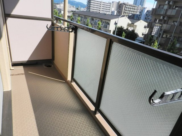 【バルコニー】 | APEX　FLAT | 外からの目が気にならないバルコニーで洗濯物が干せます