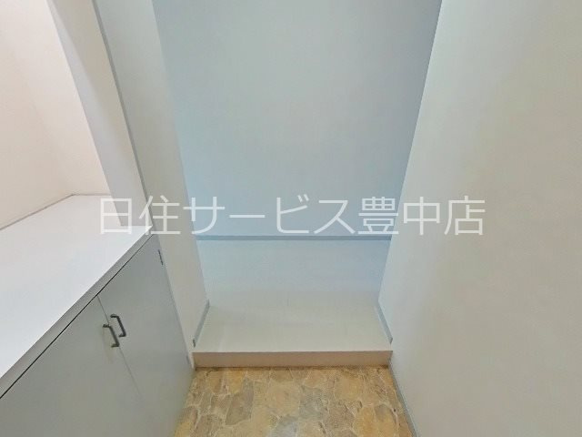 日興雲雀丘花屋敷ガーデンホームズ　Ｃ棟の玄関