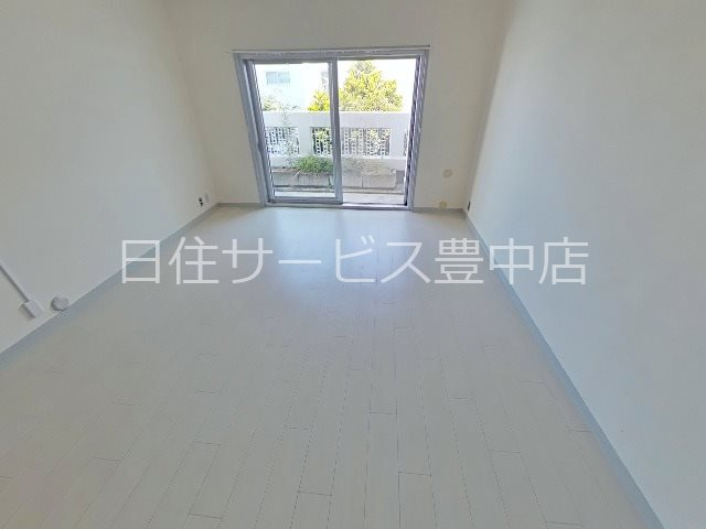 日興雲雀丘花屋敷ガーデンホームズ　Ｃ棟の居間・リビング