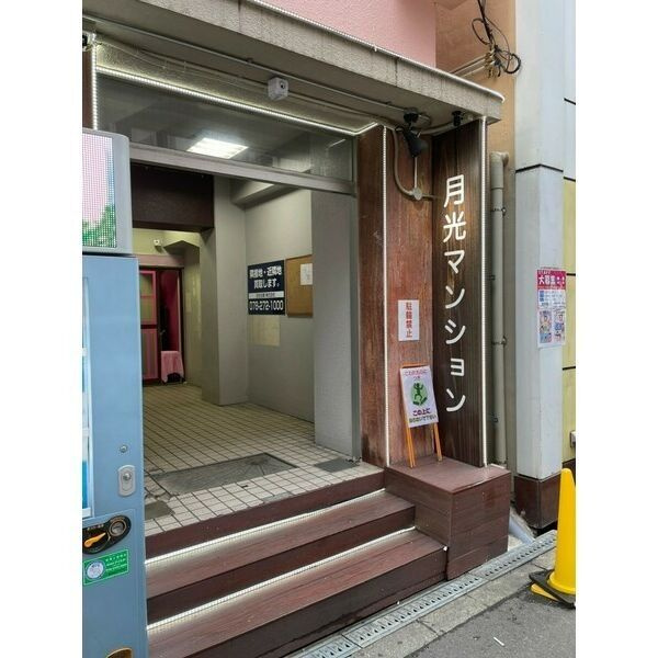 大阪市中央区日本橋１丁目の店舗事務所のエントランス