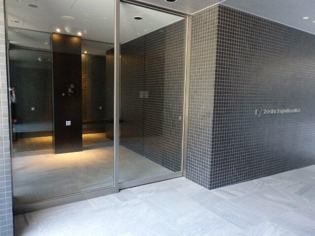 ＺＯＯＭ新宿南Ｆｉｒｓｔのエントランス