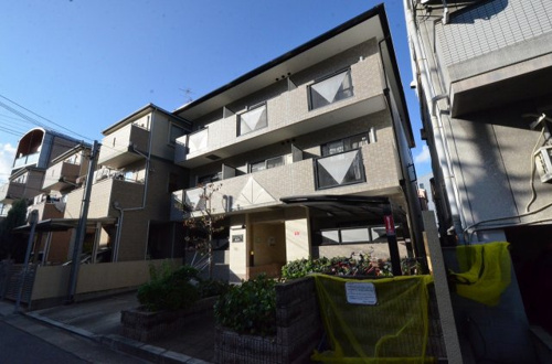 オートロックで外部の人間が簡単に出入りできないため安心です。
