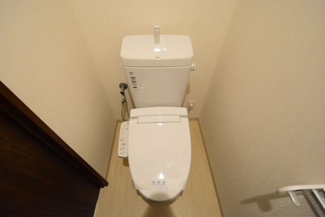 温水洗浄便座付きのトイレです♪