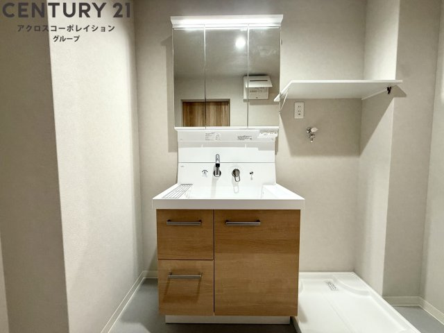 洗面所内に洗濯機置き場があります♪