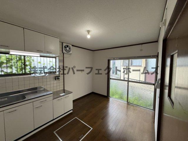 桜丘町戸建　賃貸の居間・リビング|こちらのリビングで趣味の時間をお楽しみください