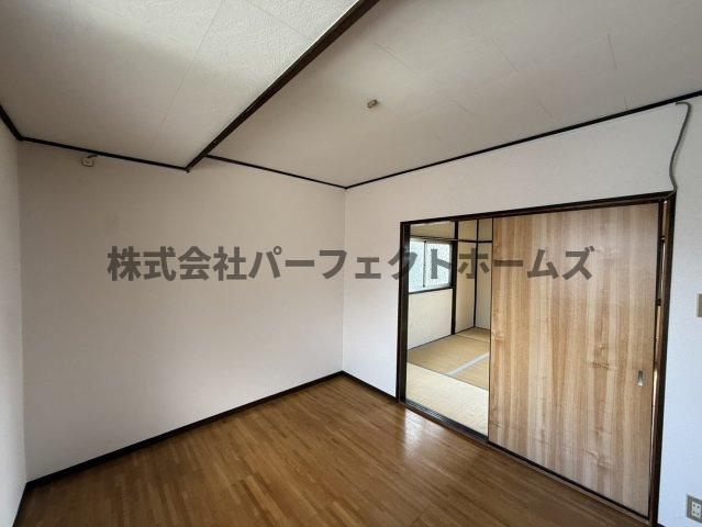 桜丘町戸建　賃貸の洋室|落ち着いた色調の洋室です